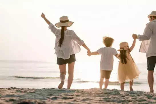 Family on vacation to the beach