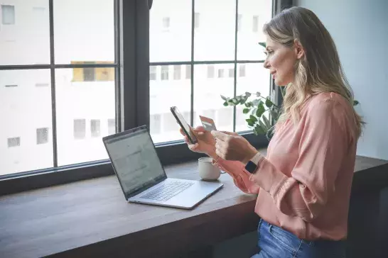 woman working in the office ( Online Shopping smart phone)