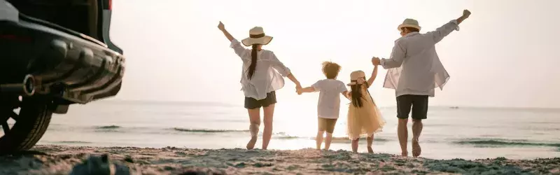 Family on vacation to the beach